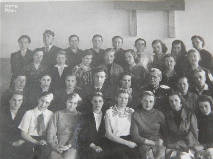 Тиммерман А.А. с преподавателями школы №24 п.Юрты-1960 год.