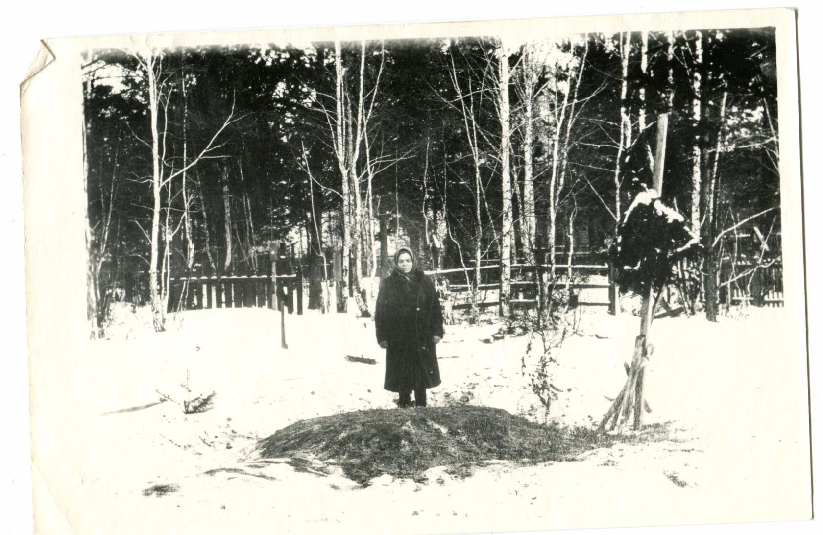  14 Елена на могиле брата - И.А.Бича фото октября 1919 г.