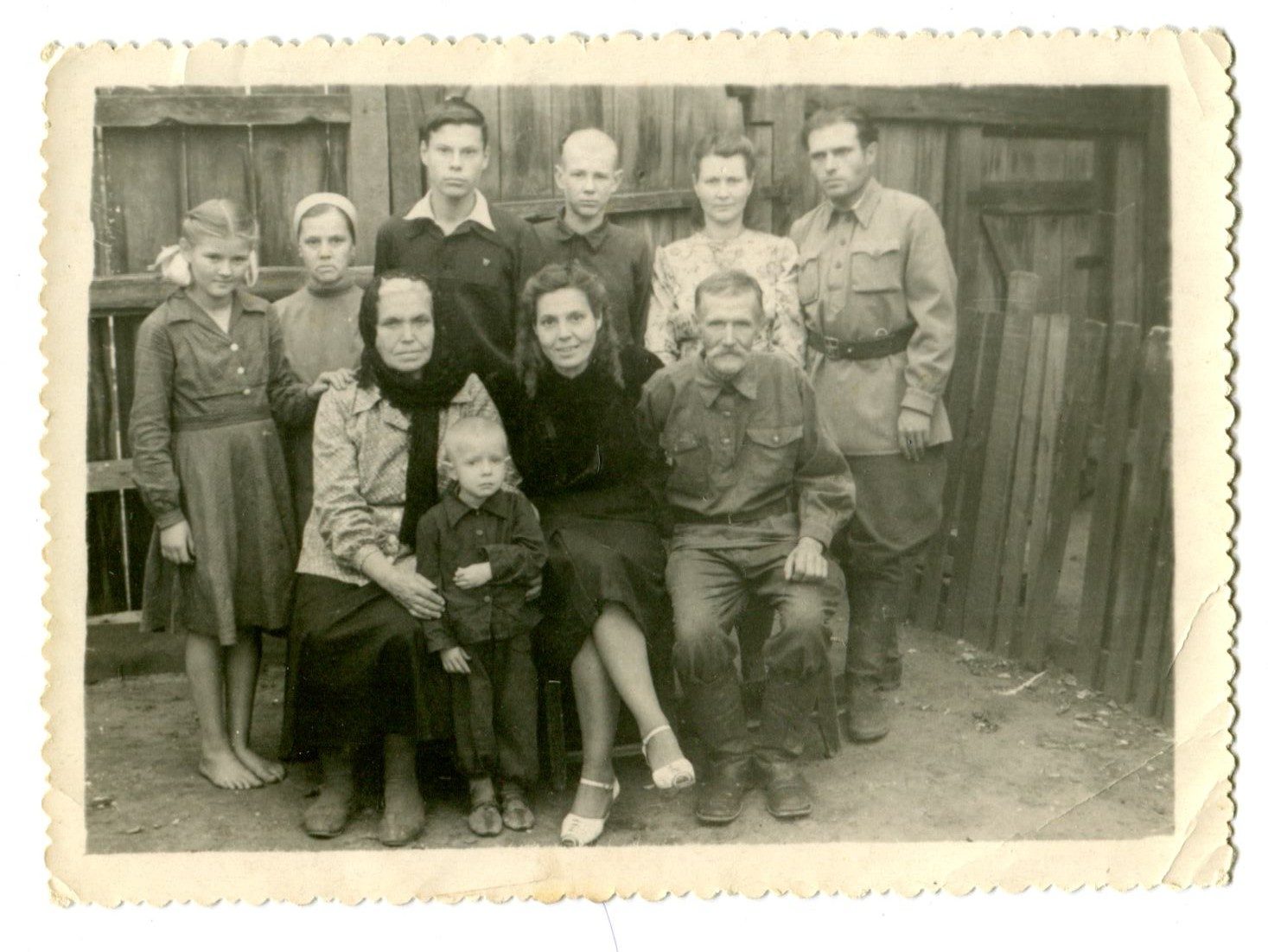  18 потомки Бича;  в черном платке Вера Ивановна 