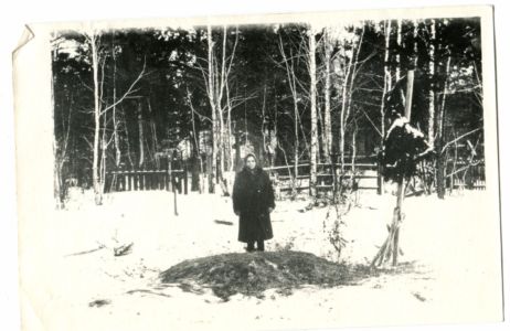  14 Елена на могиле брата - И.А.Бича фото октября 1919 г.