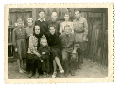  18 потомки Бича;  в черном платке Вера Ивановна 
