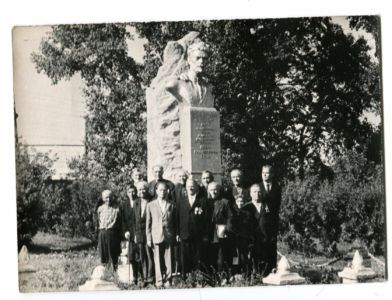  22 бывшие партизаны у памятника Бичу И.А. у здания бывшего кинотеатра Победа  